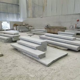 肇庆 整石台阶（大面火烧+侧面自然面），出货前厂内拼装