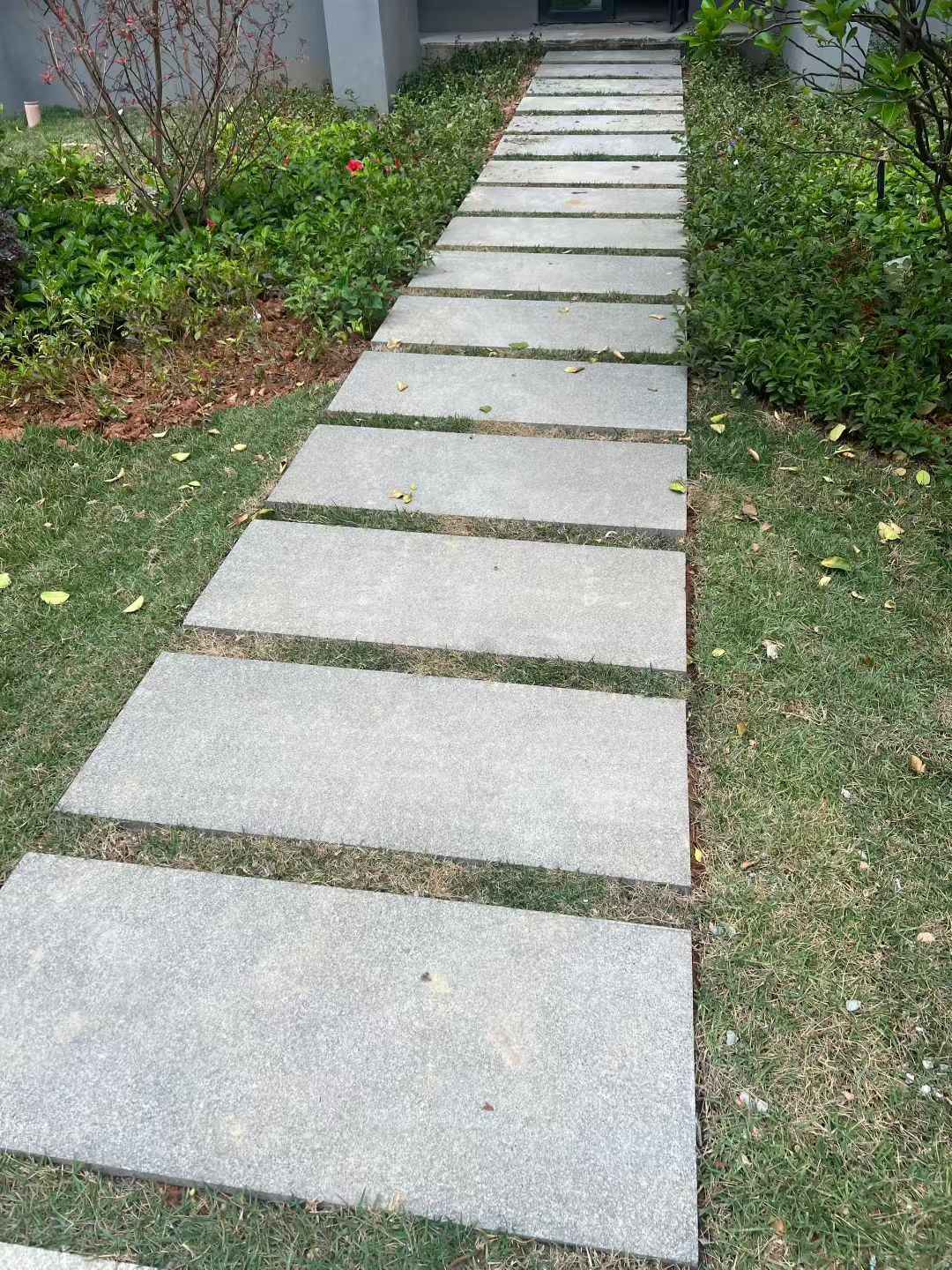 肇庆 芝麻黑小区踏步、汀步石铺装效果